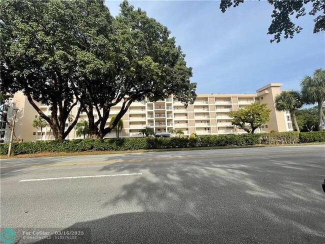 2901 S Palm Aire Dr in Pompano Beach, FL - Building Photo - Building Photo