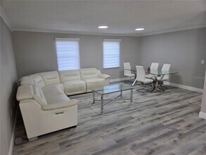 9004 Tudor Dr in Tampa, FL - Foto de edificio - Building Photo