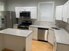 2744 W Cortland St in Chicago, IL - Foto de edificio - Building Photo