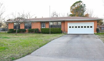 1805 Waterloo Ave in Denison, TX - Building Photo
