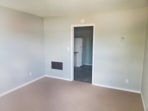 11 H St NW in Miami, OK - Building Photo - Interior Photo