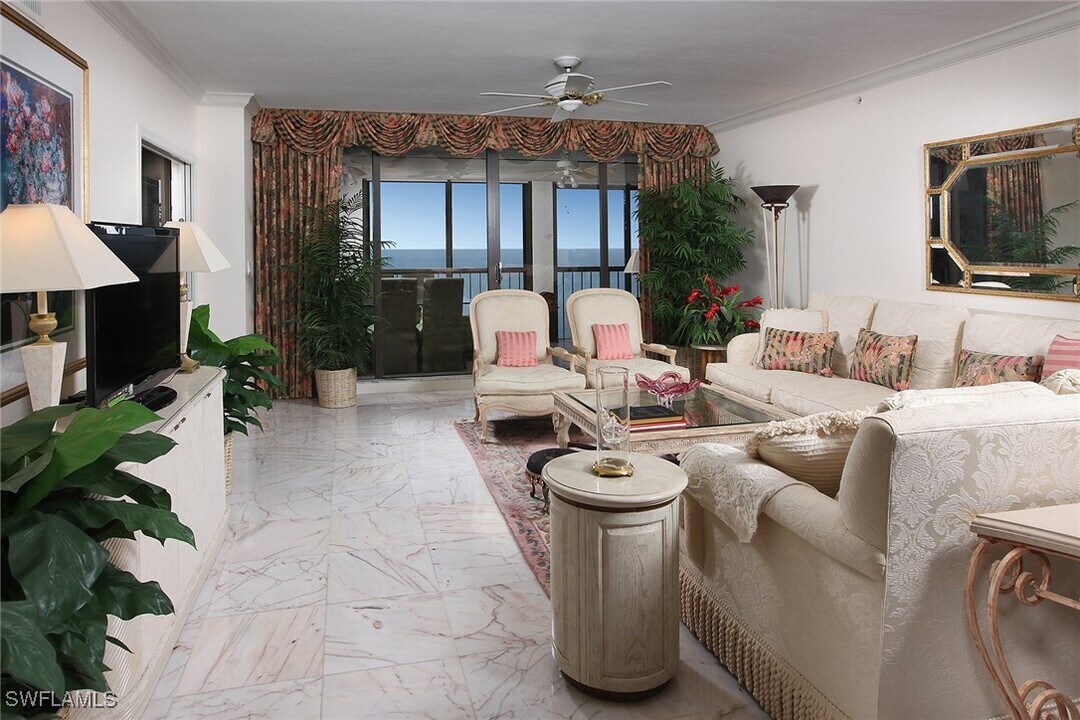 8171 Bay Colony Dr in Naples, FL - Building Photo