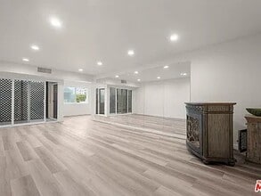 423 S Rexford Dr, Unit 202 in Beverly Hills, CA - Building Photo - Building Photo