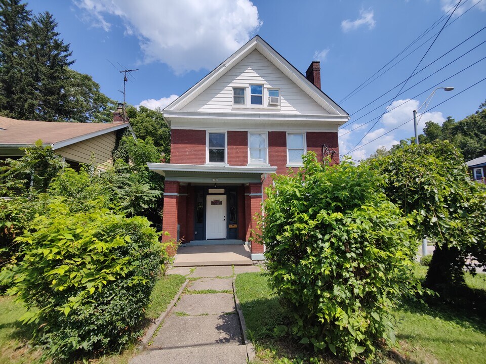 2000 Ryan Ave, Unit 1 in Cincinnati, OH - Building Photo