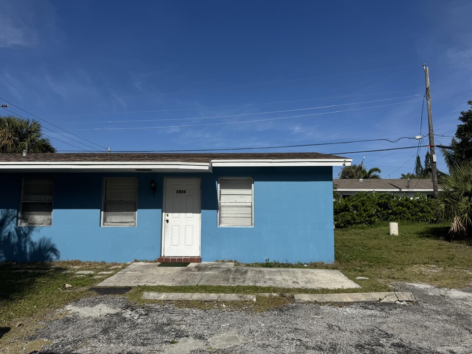 1976 Windsor Dr in North Palm Beach, FL - Building Photo