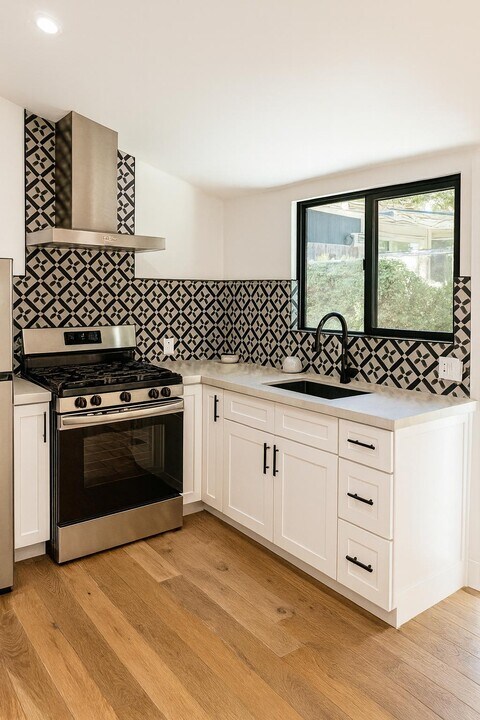 5644 Oso Ave in Los Angeles, CA - Building Photo