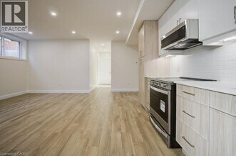 445 East Ave in Kitchener, ON - Building Photo - Building Photo