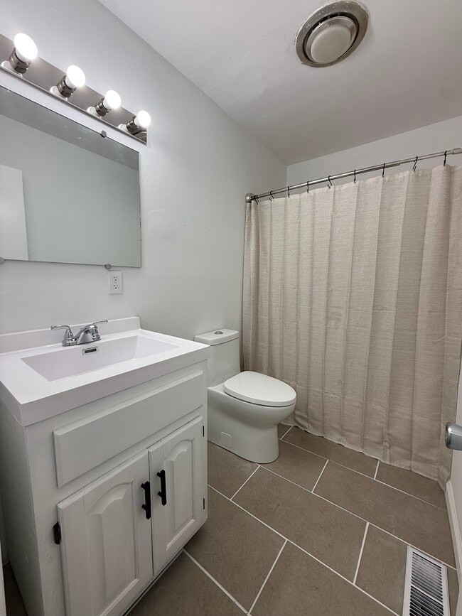 601 Kinzer St in Poplar Bluff, MO - Foto de edificio - Building Photo