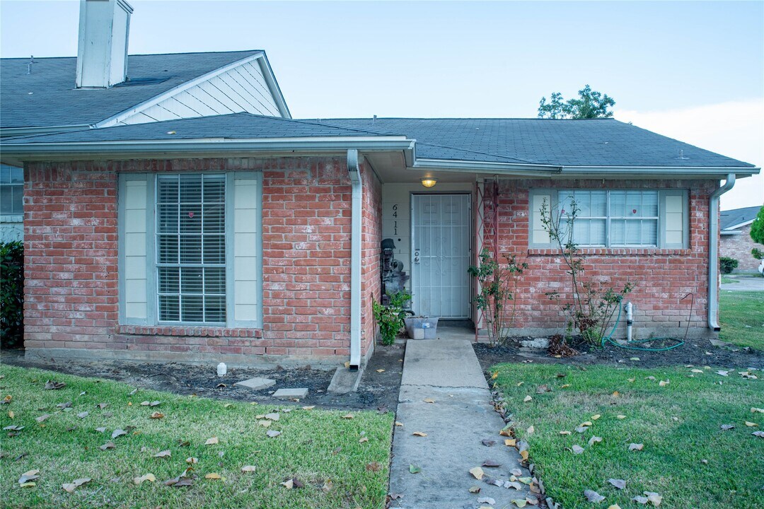 6411 S Briar Bayou Dr in Houston, TX - Building Photo
