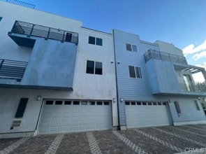 14614 Vanowen St in Van Nuys, CA - Foto de edificio - Building Photo