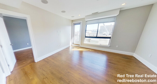 370 D St, Unit 3 in Boston, MA - Foto de edificio - Building Photo