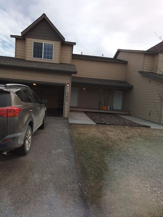 208 E Magnolia Dr in Belgrade, MT - Building Photo