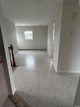 100 Merrick Rd-Unit -B in Lynbrook, NY - Building Photo - Building Photo
