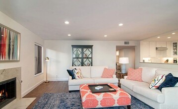 248 Dolphin Cove Ct, Unit 248 in Del Mar, CA - Foto de edificio - Building Photo