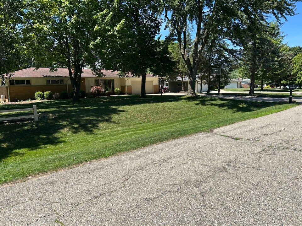 3754 Hi Villa Dr in Lake Orion, MI - Building Photo