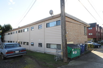 Gilmore Apartments in Seattle, WA - Building Photo - Building Photo