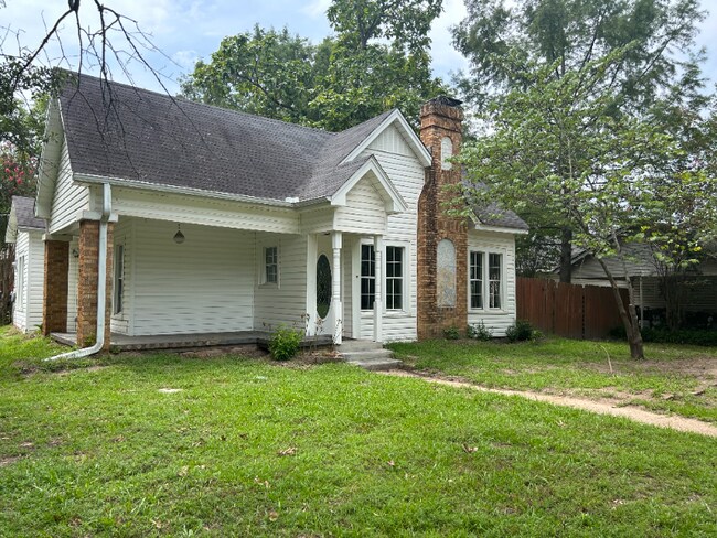 120 S Montgomery St in Gilmer, TX - Building Photo - Building Photo