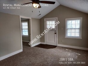 421 NE Strait Ave in Topeka, KS - Building Photo - Building Photo