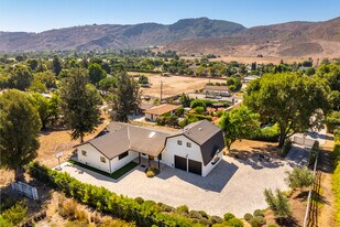 2474 Barbara Dr in Santa Rosa Valley, CA - Building Photo