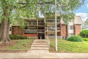 500 Umstead Dr in Chapel Hill, NC - Building Photo