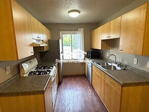 10840 Rockford Rd, Unit Apt 203 in Plymouth, MN - Foto de edificio - Building Photo