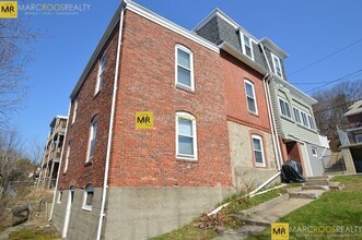184 Gladstone St, Unit 1 in Boston, MA - Foto de edificio - Building Photo