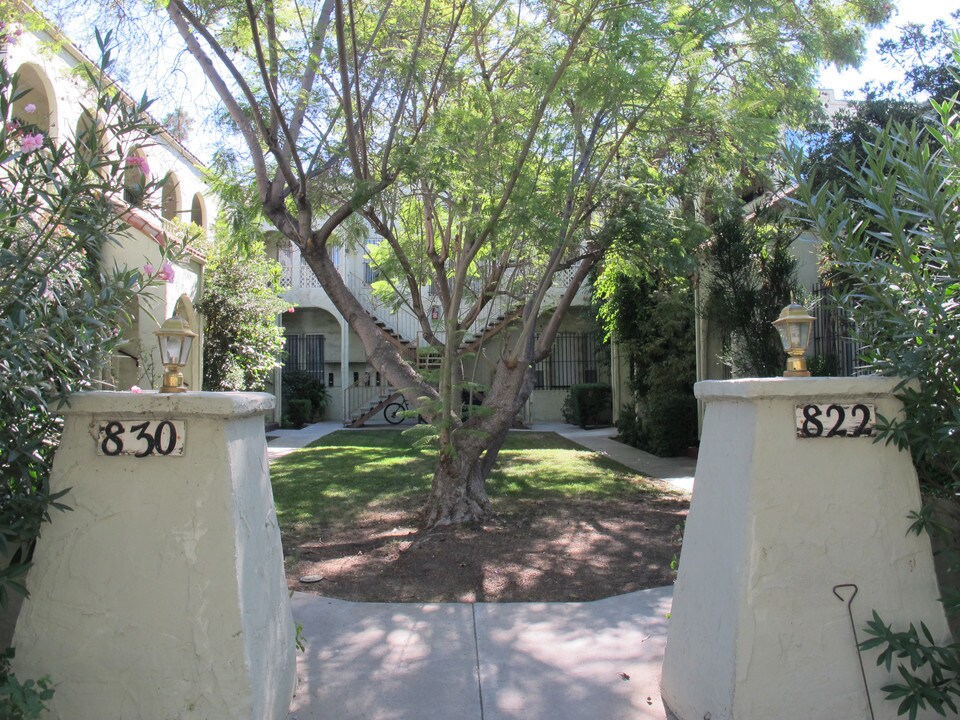 822 N Las Palmas Ave in Los Angeles, CA - Foto de edificio