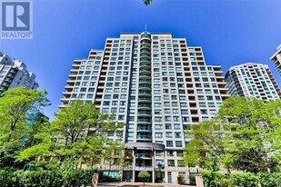 238 Doris Ave in Toronto, ON - Building Photo