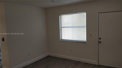 1975 NE 135th St in North Miami, FL - Foto de edificio - Building Photo