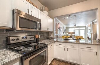 7927 Forest Ln, Unit 1007 in Dallas, TX - Foto de edificio - Building Photo