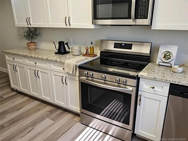 8227 SE Croft Cir in Hobe Sound, FL - Building Photo - Building Photo