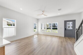 2523 13th Ave N, Unit B in St. Petersburg, FL - Foto de edificio - Building Photo