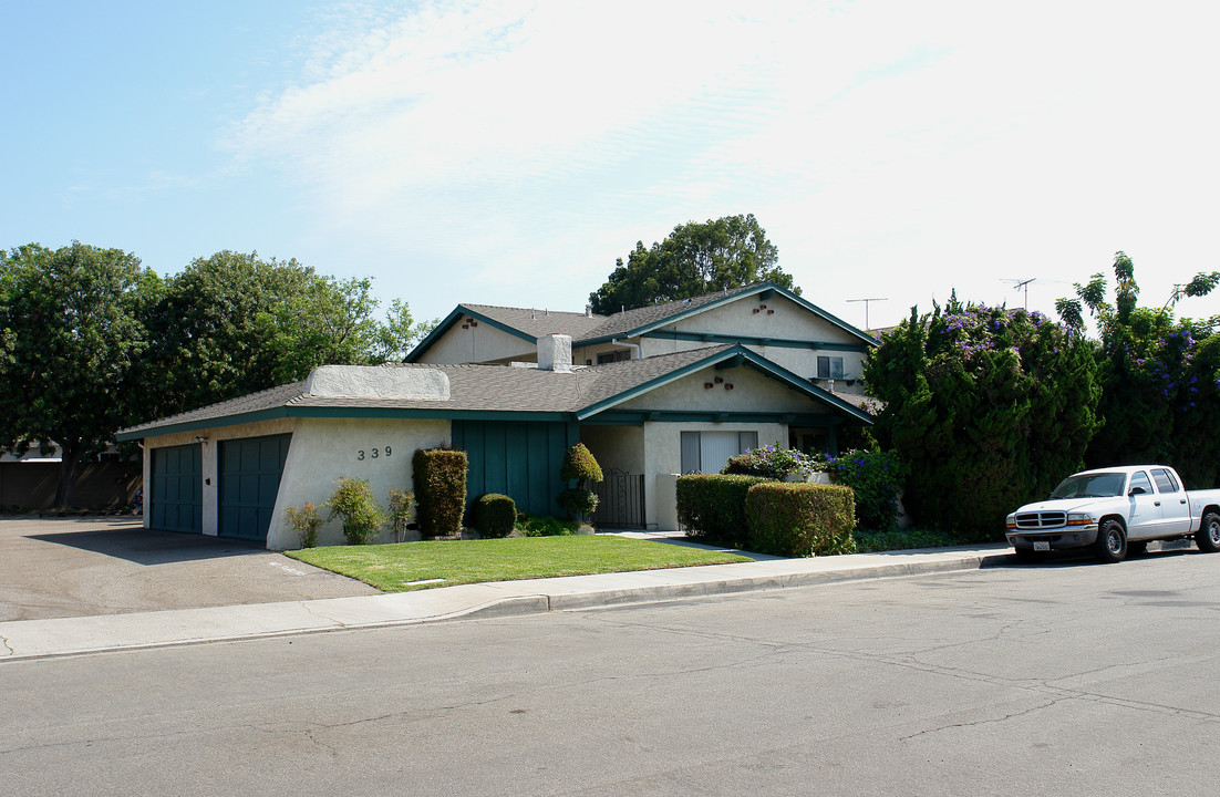 339 W Kelly Ave in Orange, CA - Building Photo