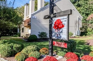 8 Rose Ln in Danbury, CT - Building Photo