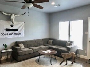 4275 Old Thomas Rd, Unit Unit 3  Pool House Apt in Aubrey, TX - Foto de edificio - Building Photo