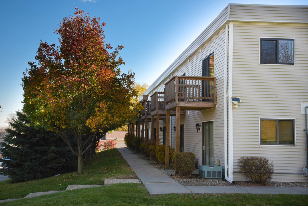 Seasons View Apartments in Marion, IA - Building Photo