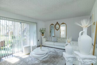 Parc Place Villas in Tampa, FL - Building Photo - Interior Photo