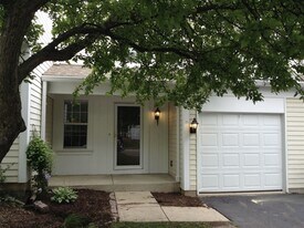 205 Port Royal Cir in Aurora, IL - Building Photo