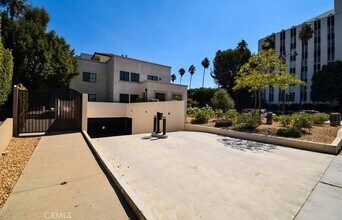 4661 Wilshire Blvd, Unit 102 in Los Angeles, CA - Building Photo - Building Photo