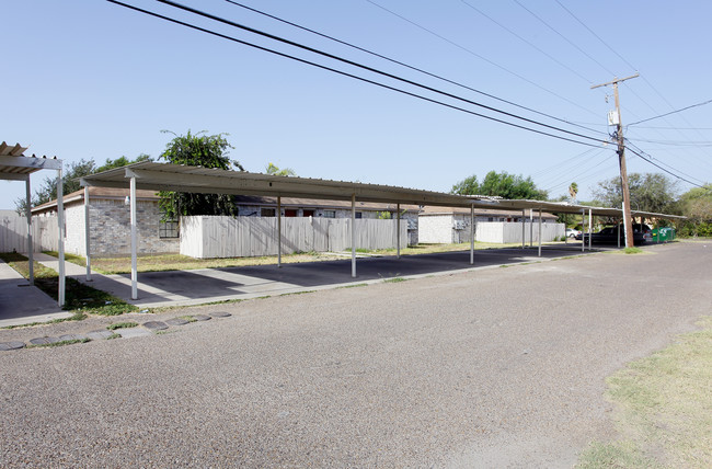 West Kelly Apartments in Pharr, TX - Foto de edificio - Building Photo