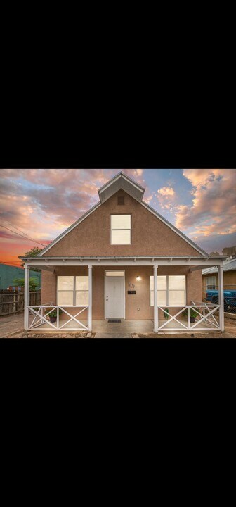 1021 Edith Blvd NE in Albuquerque, NM - Foto de edificio