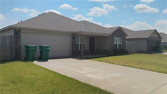 1701 Forest Dr in Centerton, AR - Building Photo