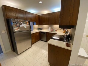 15 Highland St-Unit -301 in West Hartford, CT - Building Photo - Building Photo