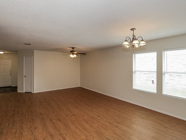 8804 Seven Oaks Ln in Denton, TX - Foto de edificio - Building Photo