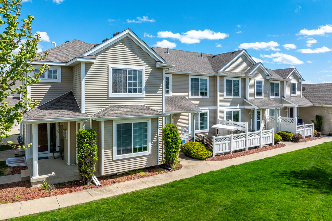 Walnut Creek Townhomes in Urbandale, IA - Building Photo