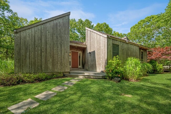 property at 16 Peconic Hills Ct