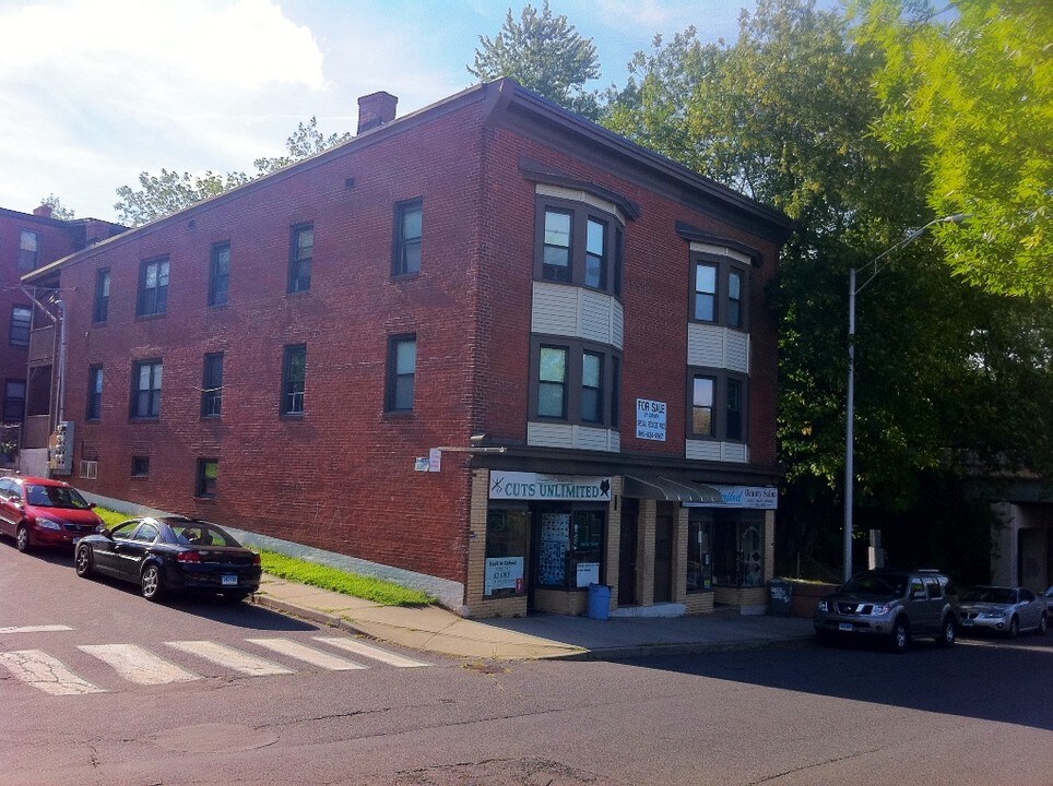 61-67 E Main St in Middletown, CT - Foto de edificio