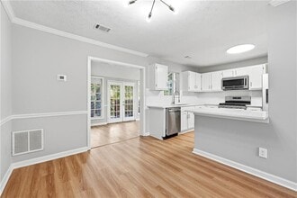 5651 Wells Cir in Stone Mountain, GA - Building Photo - Building Photo