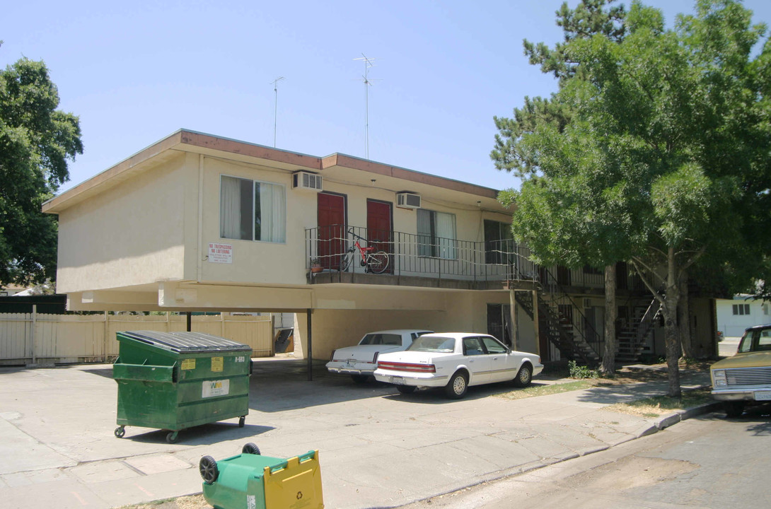 1135 N Sutter St in Stockton, CA - Building Photo