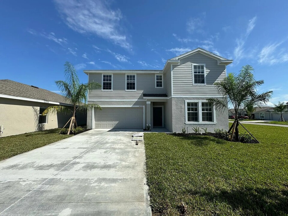 12372 Amber Waves Rd in Lehigh Acres, FL - Foto de edificio